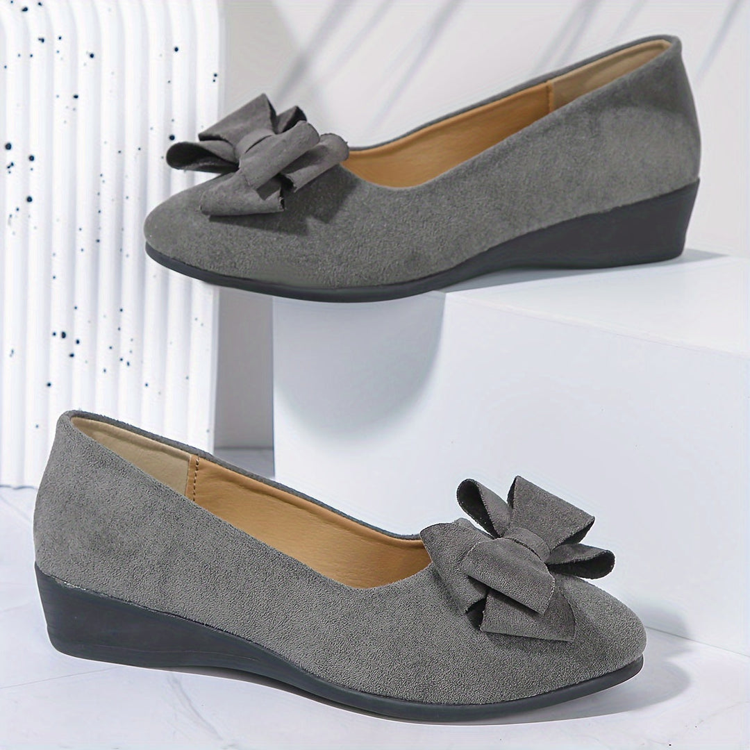 Ballerines orthopédiques noires, grand confort, nœud frontal, petit talon pour usage quotidien.