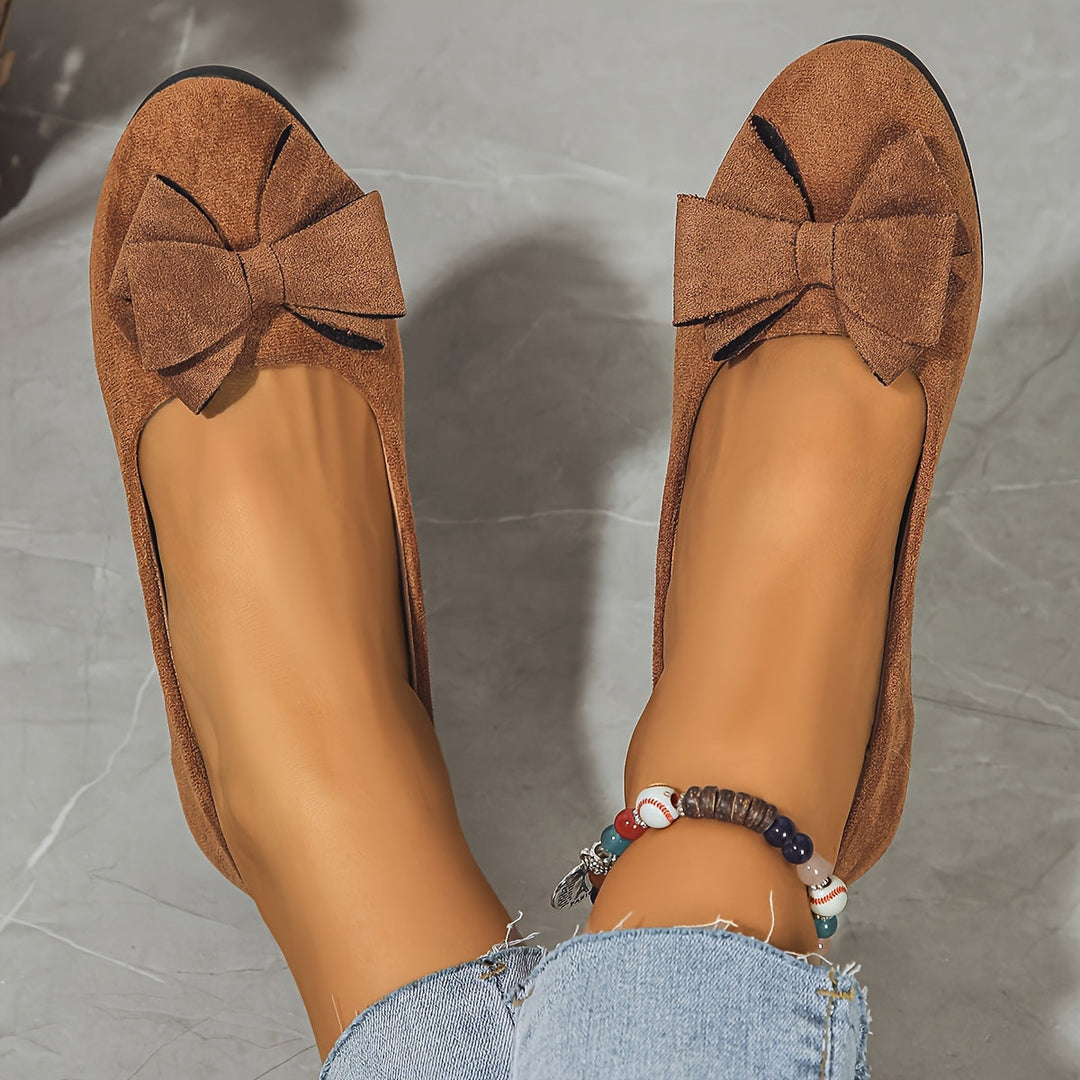 Chaussures plates élégantes femme taupe, nœud fin, petit talon, soutien ergonomique.