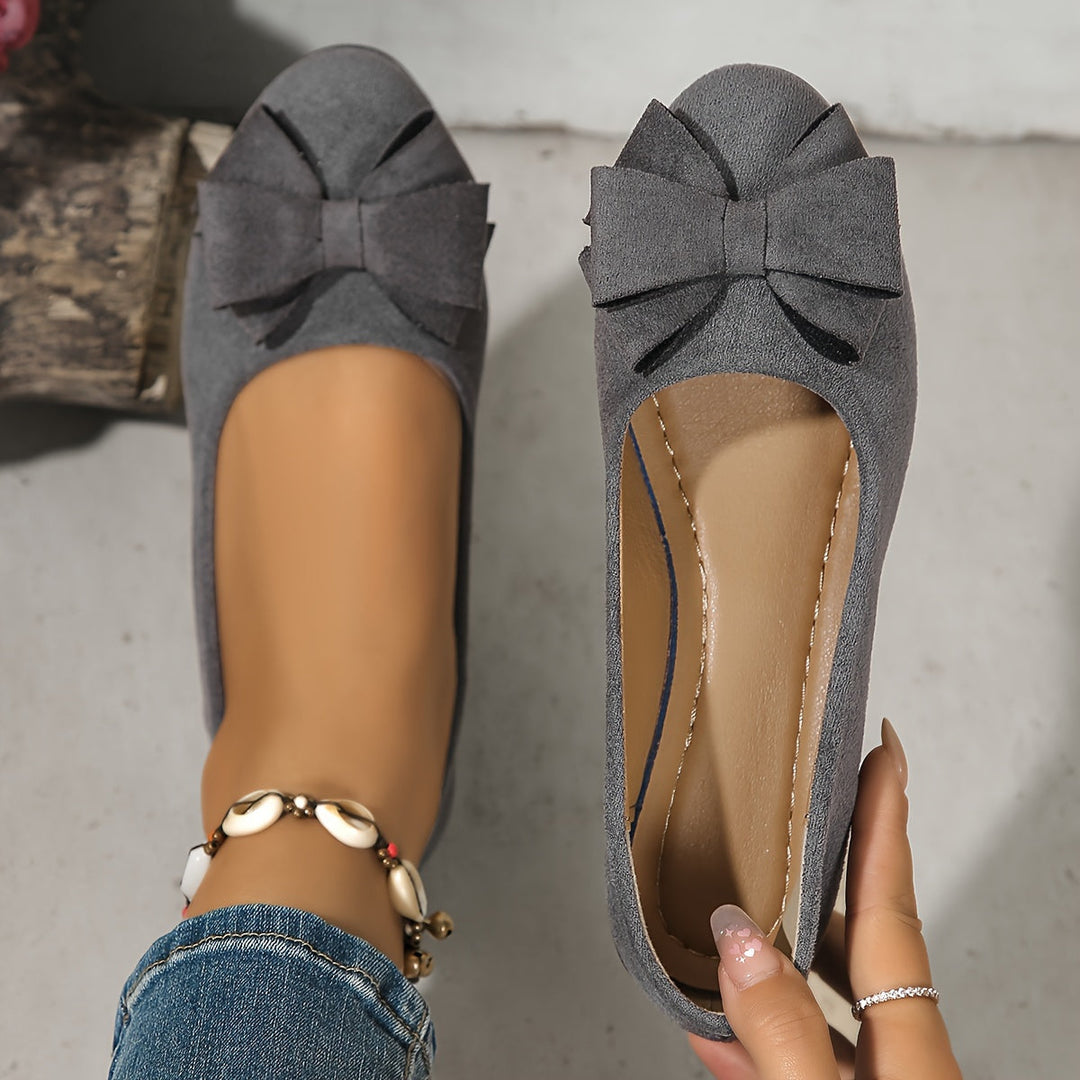 Chaussures élégantes femme taupe, petit talon, nœud décoratif, soutien orthopédique doux.