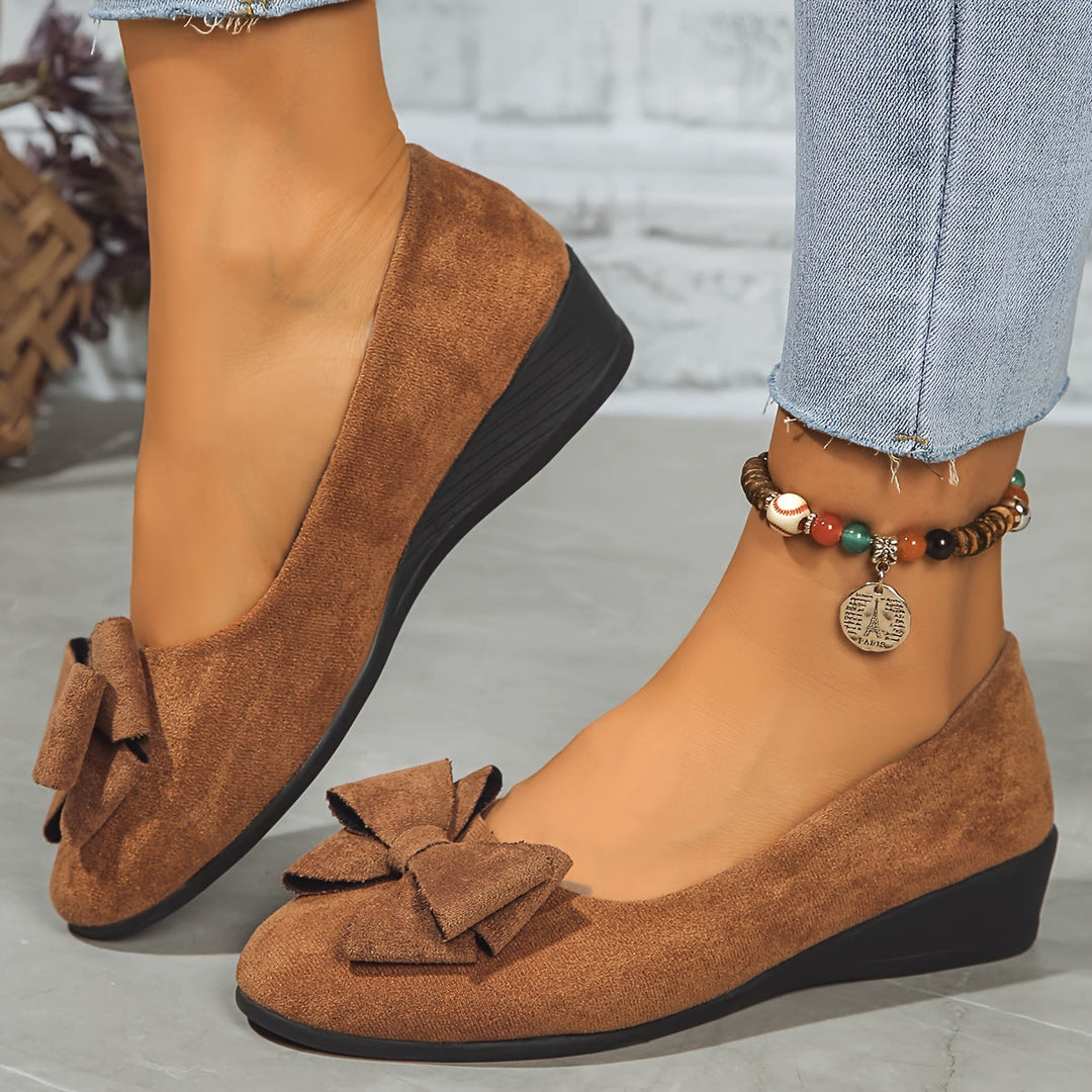 Chaussures femme noires, petit talon, nœud frontal, orthopédiques, grand confort pour pieds sensibles.