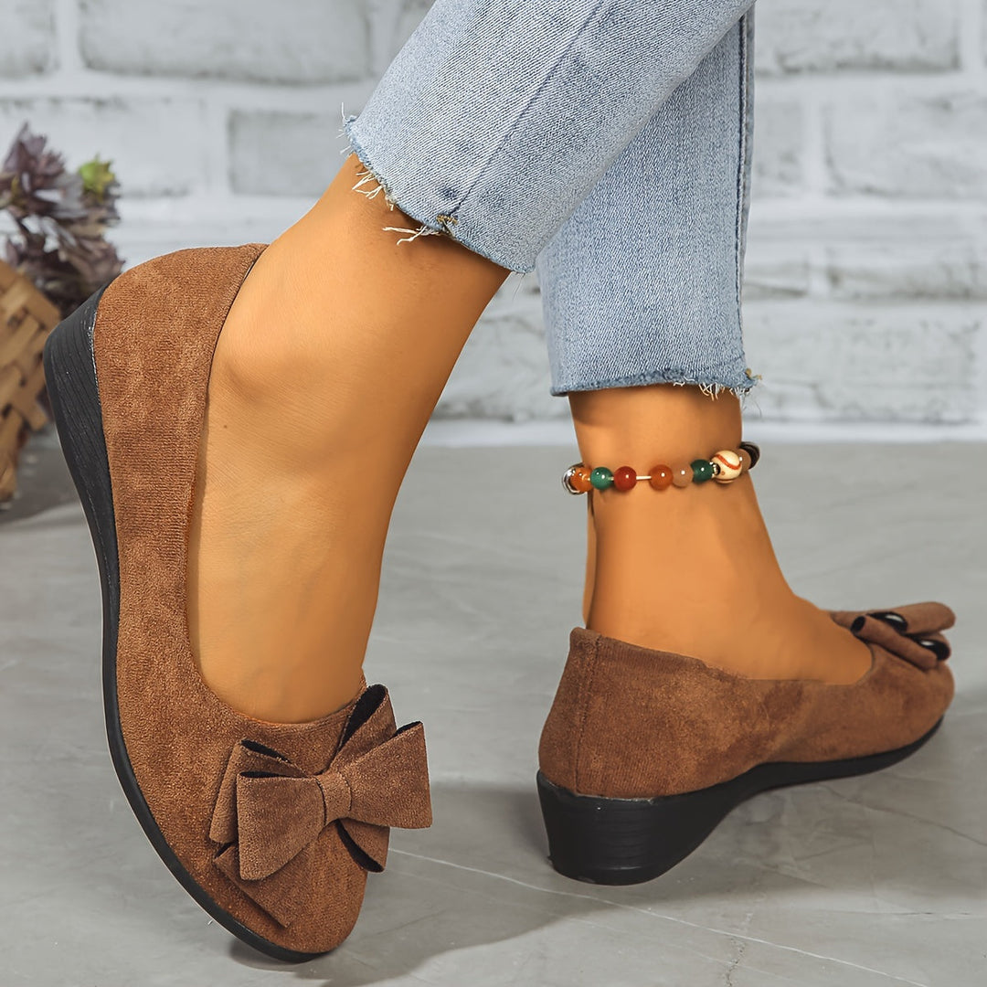 Chaussures orthopédiques femme grises, légères, nœud discret, petit talon pour soutien optimal.