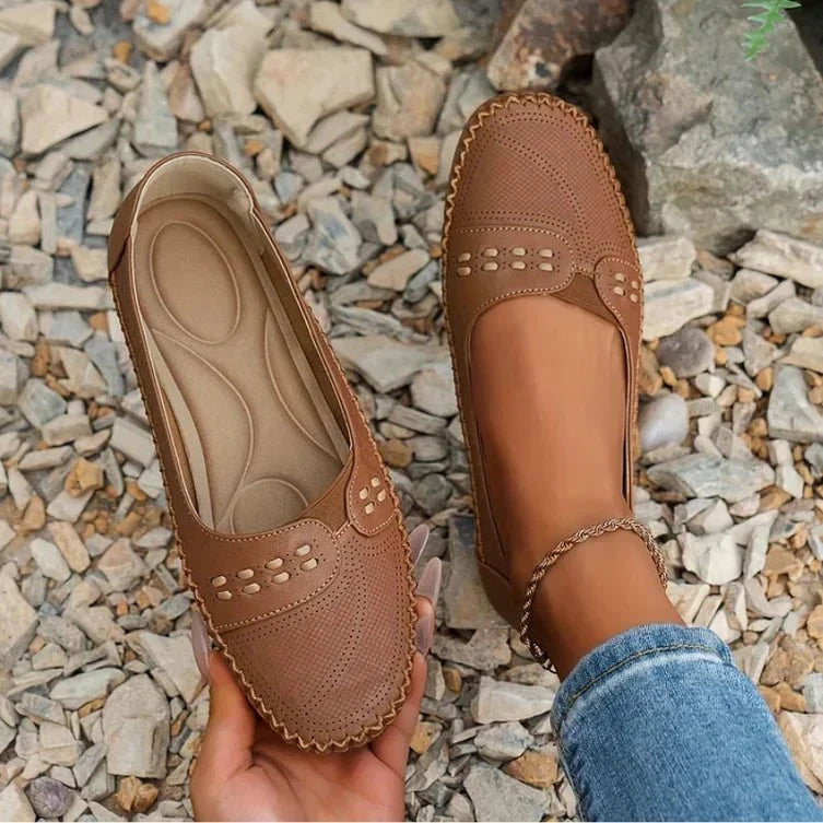 Chaussures de ville plates noires pour femmes, style intemporel et chic. Parfaites pour toutes saisons.