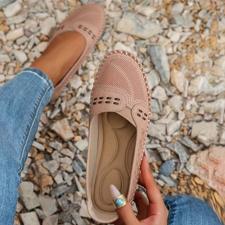 Paire de chaussures plates confortables pour femmes. Design élégant avec bout rond, parfaites au quotidien.