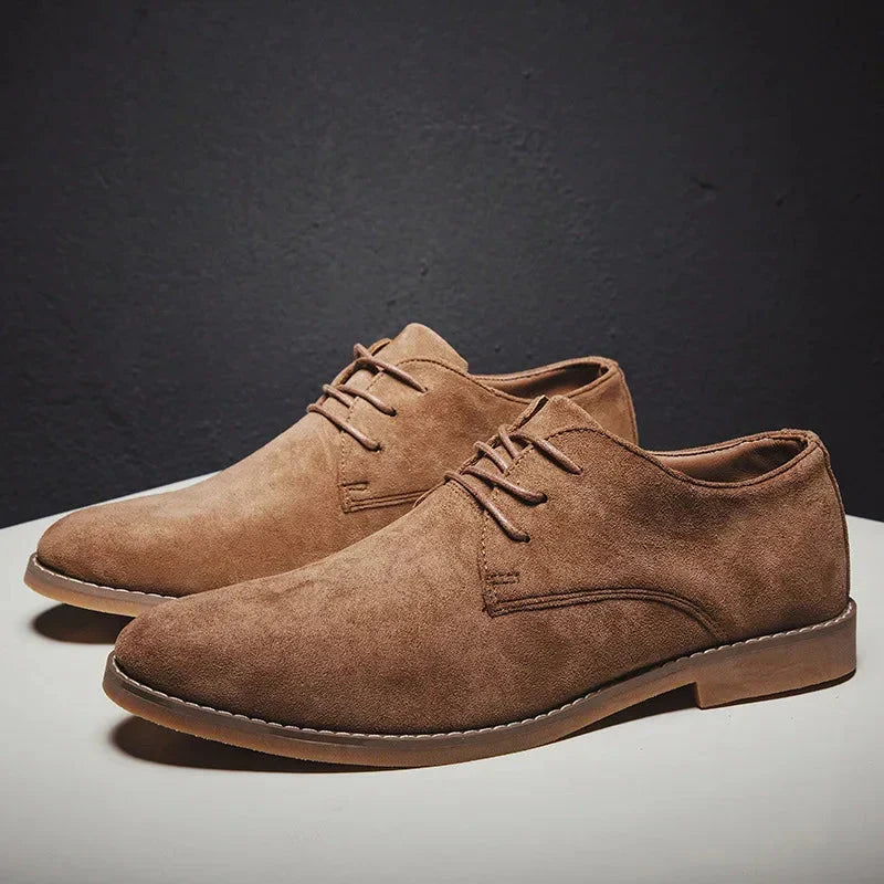 Chaussures Richelieu homme classiques en cuir noir, idéales pour tenue formelle ou de ville élégante.