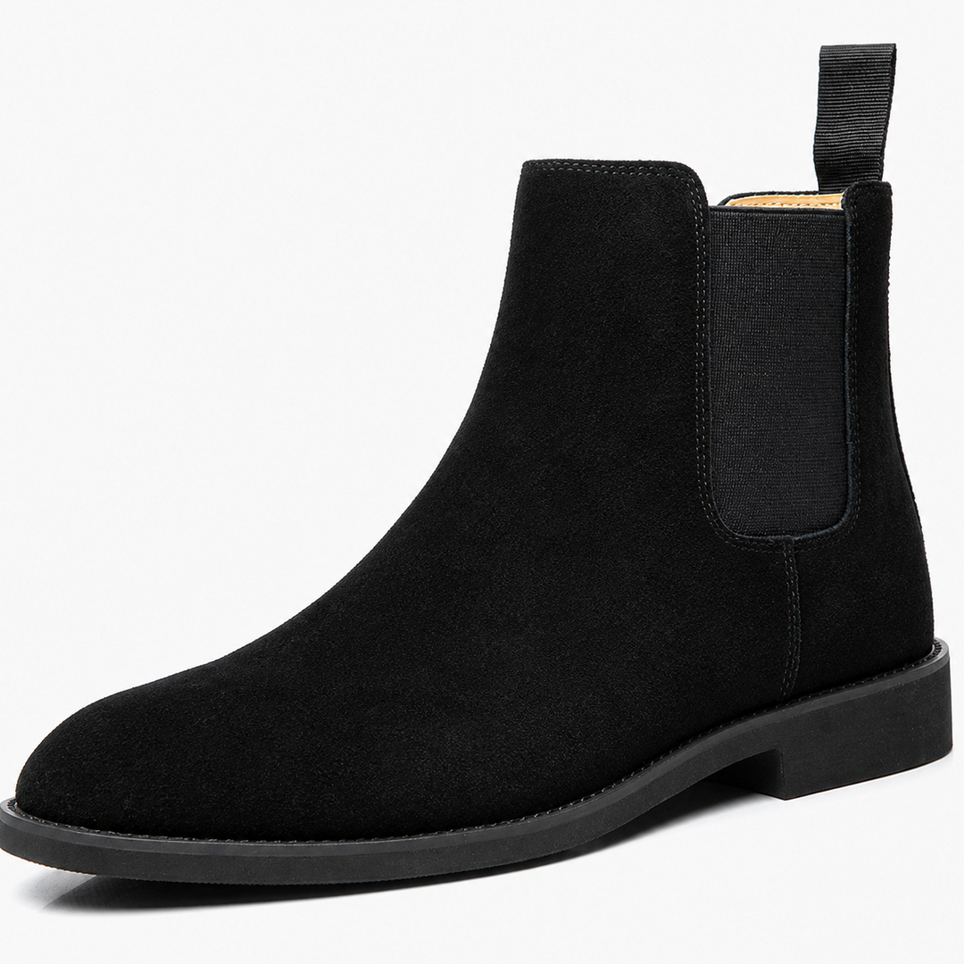Homme en Chelsea boots marron, look décontracté chic, parfaites chaussures homme pour la vie quotidienne.