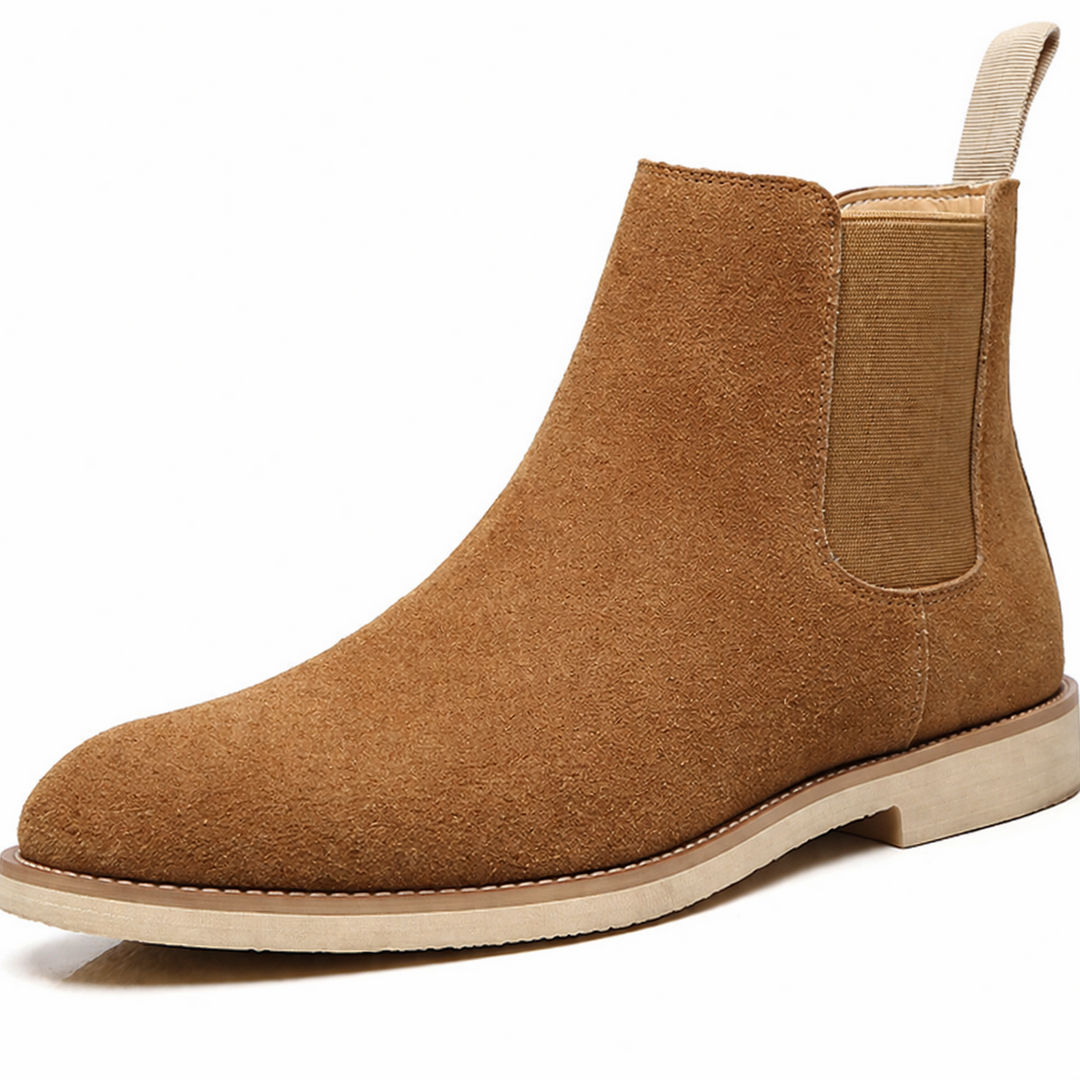 Chelsea boots homme noires avec costume, style élégant et professionnel, bottines confortables et intemporelles.