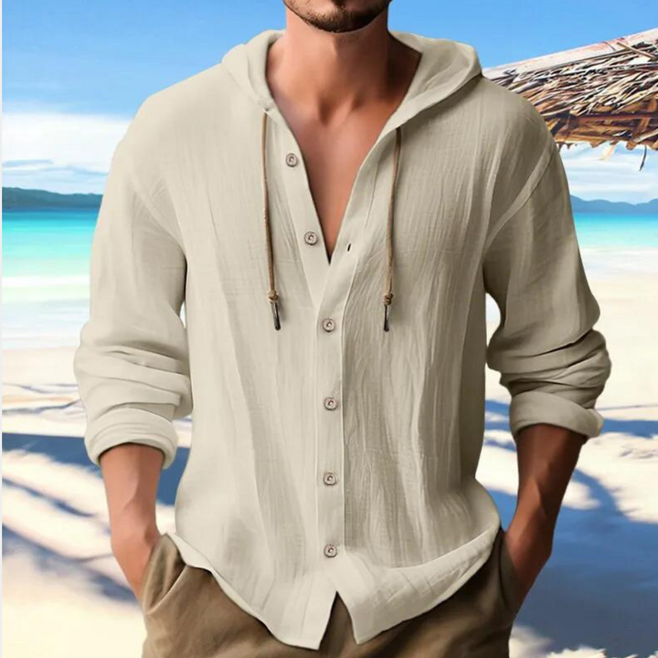 Homme portant une chemise décontractée à capuche boutonnée, confort optimal pour un look casual quotidien.