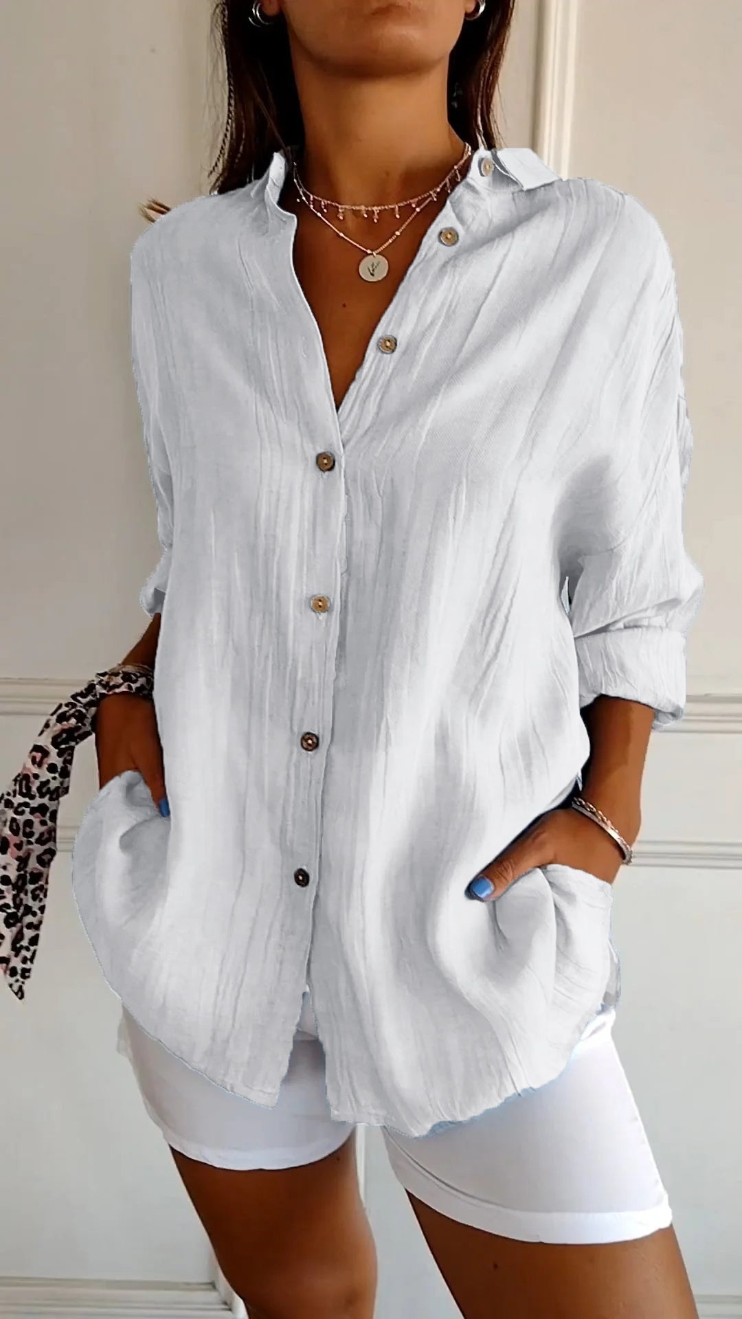 Chemise femme plissée, tendance et confortable, idéale pour un look élégant au bureau ou au quotidien.