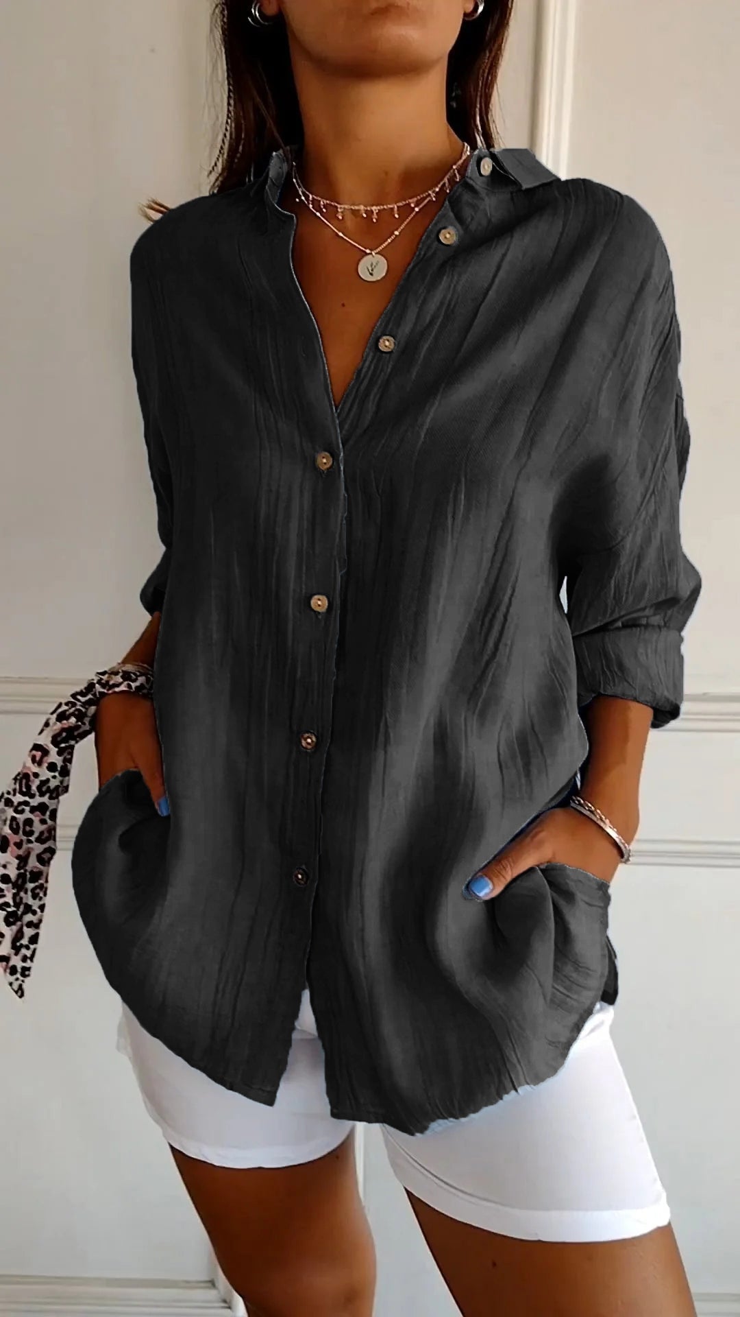 Chemise femme structurée à plis élégants, manches longues, coupe droite, versatile décontractée/habillée.