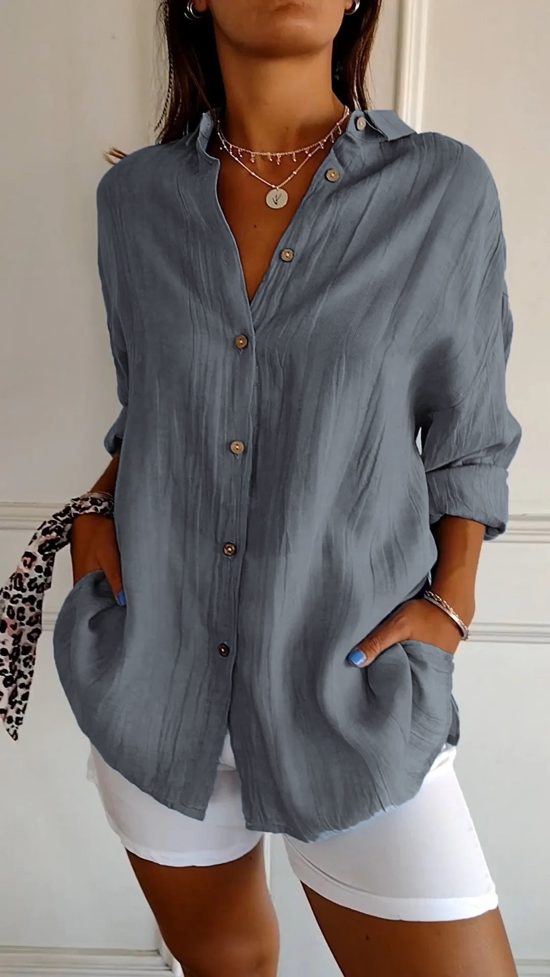 Chemisier femme printanier, plissé, élégant, manches longues, idéal pour un look chic et confortable.