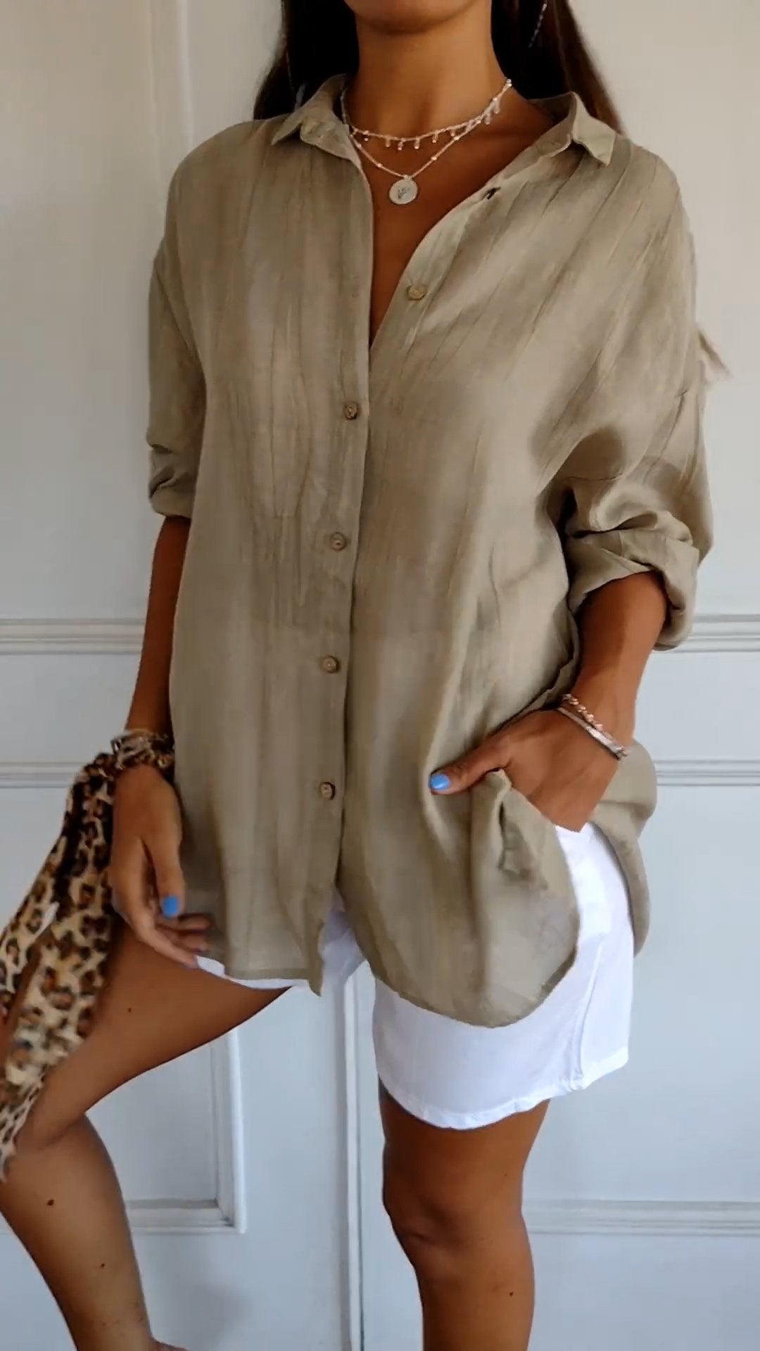 Chemise femme automnale plissée, manches longues, style chic et tendance pour le printemps.