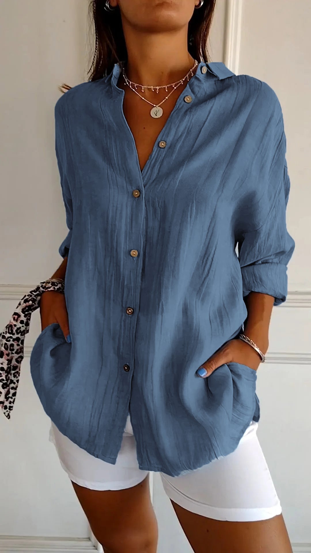 Chemise femme plissée pour le bureau, un style habillé mais décontracté, parfait pour le printemps.