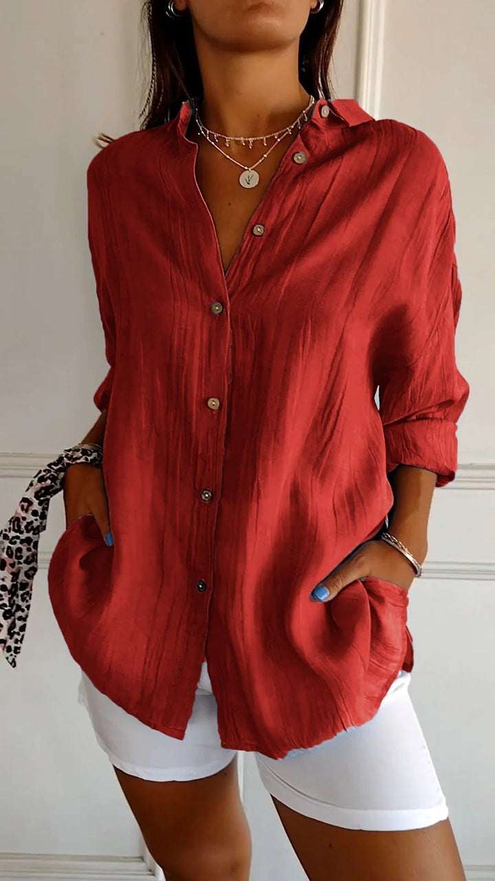 Chemise femme à coupe droite, plissée, élégante et confortable, idéal pour un look printanier.