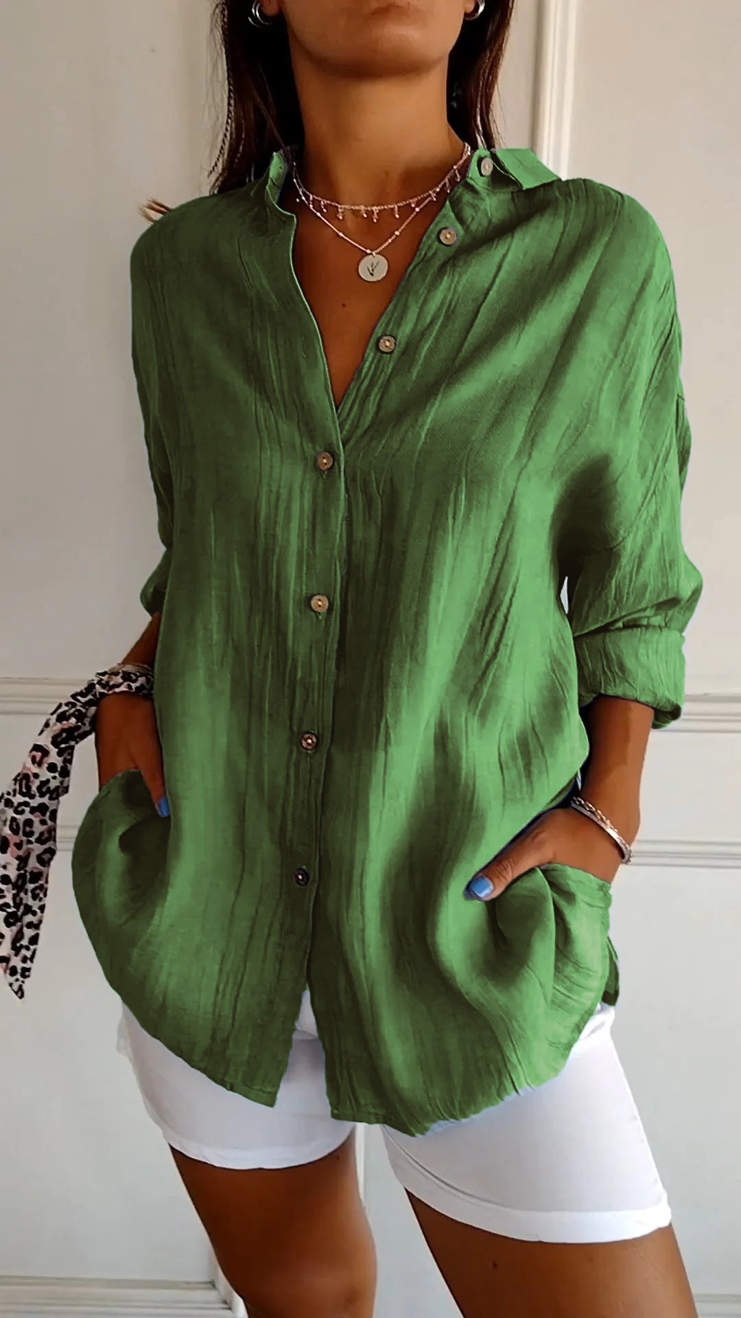 Chemisier femme doux et confortable, plissé, élégant, idéal pour l'automne et les tenues décontractées.