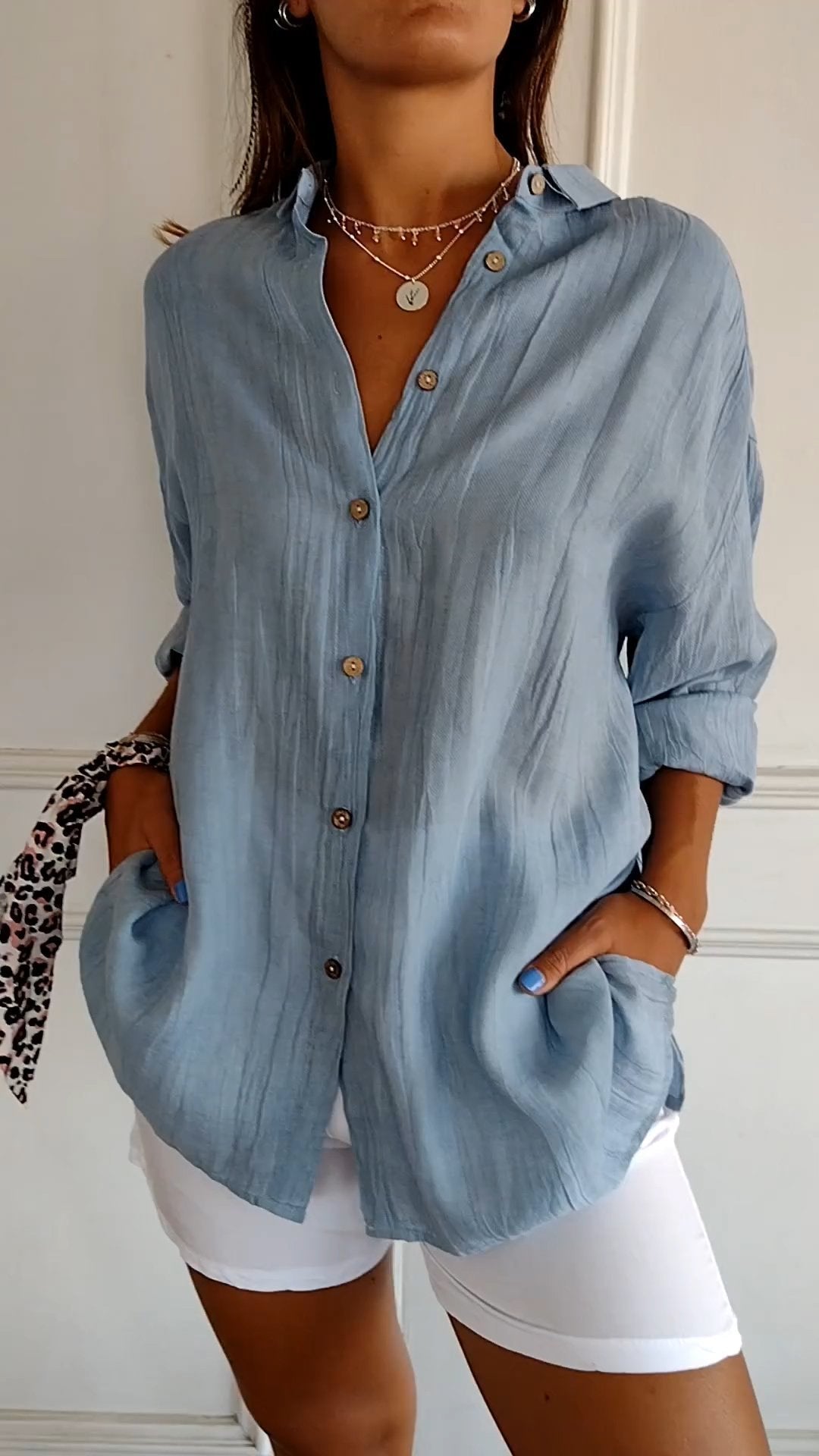 Chemise femme plissée et élégante, manches longues, parfaite pour le bureau ou une tenue chic.