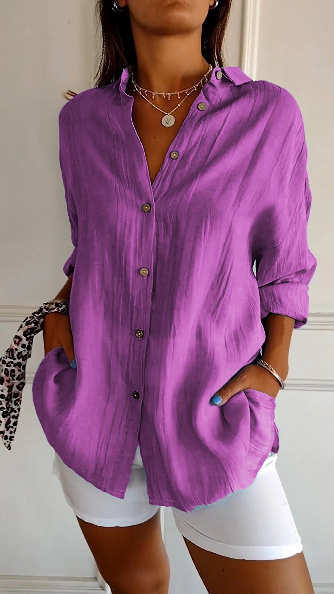 Chemise femme chic, plissée, manches longues, parfaite pour le bureau ou une sortie décontractée élégante.