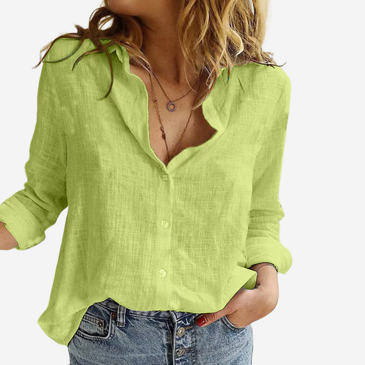 Vue détaillée: Chemise femme boutonnée, tissu fluide, manches longues, un essentiel de la mode décontractée.