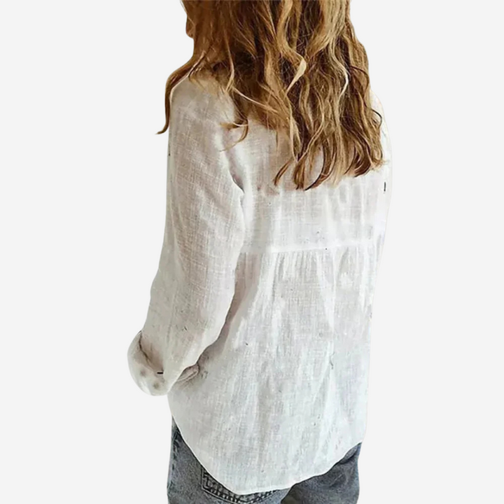 Chemise femme moderne, style fluide et décontracté, boutonnée pour une touche d'élégance au quotidien.