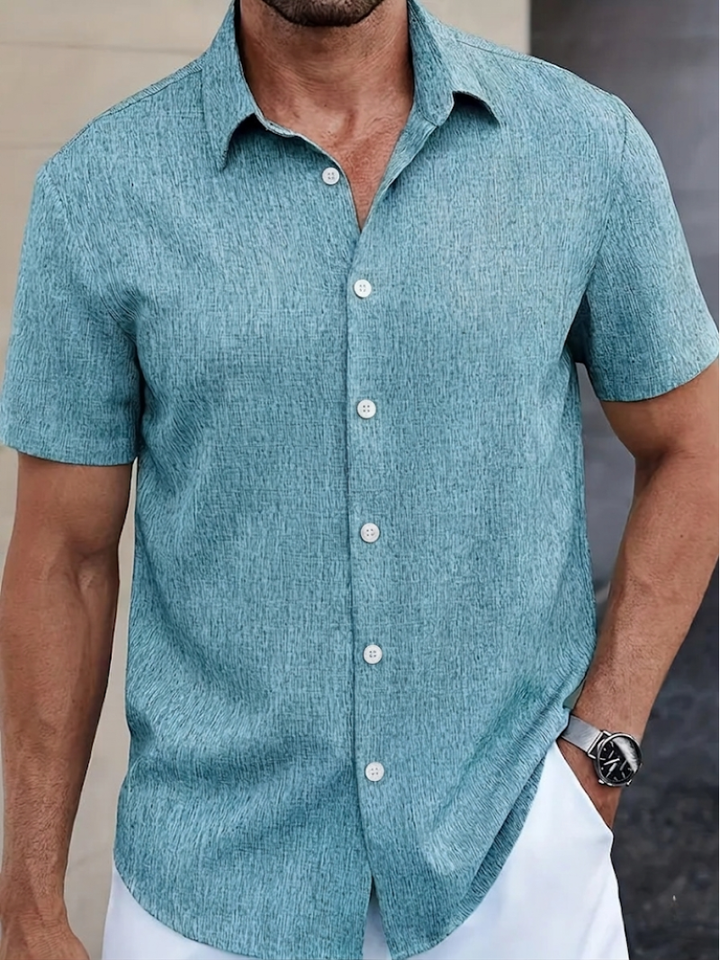 Chemise homme casual en tissu léger et respirant, manches courtes, idéale pour un look décontracté d'été.