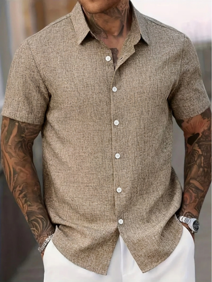 Chemise homme polyvalente à manches courtes, look décontracté pour l'été, à la fois confortable et stylée.