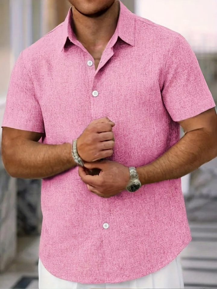 Gros plan sur la chemise homme à manches courtes, matière légère et respirante, parfaite pour la mode d'été.