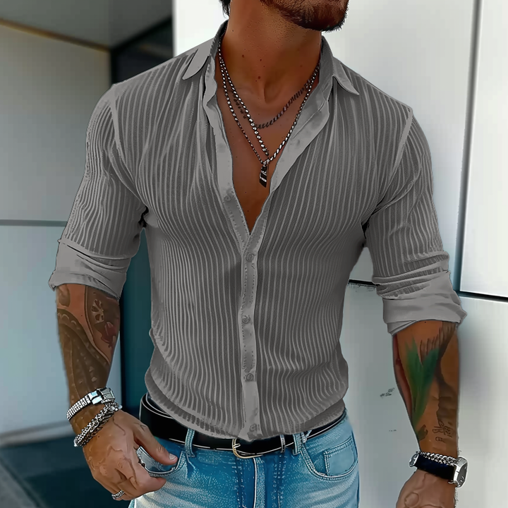 Détail de la chemise homme texturée, motif unique, ajoutant une touche d'élégance au vêtement.