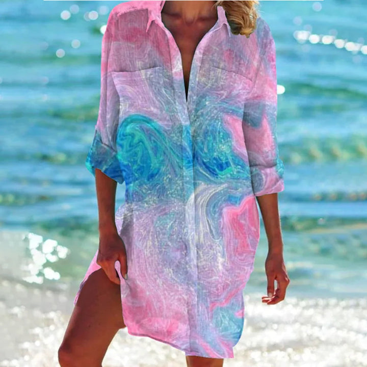 Vêtement femme tie-dye bohème, chemise de plage manches courtes, parfaite pour un style estival décontracté.