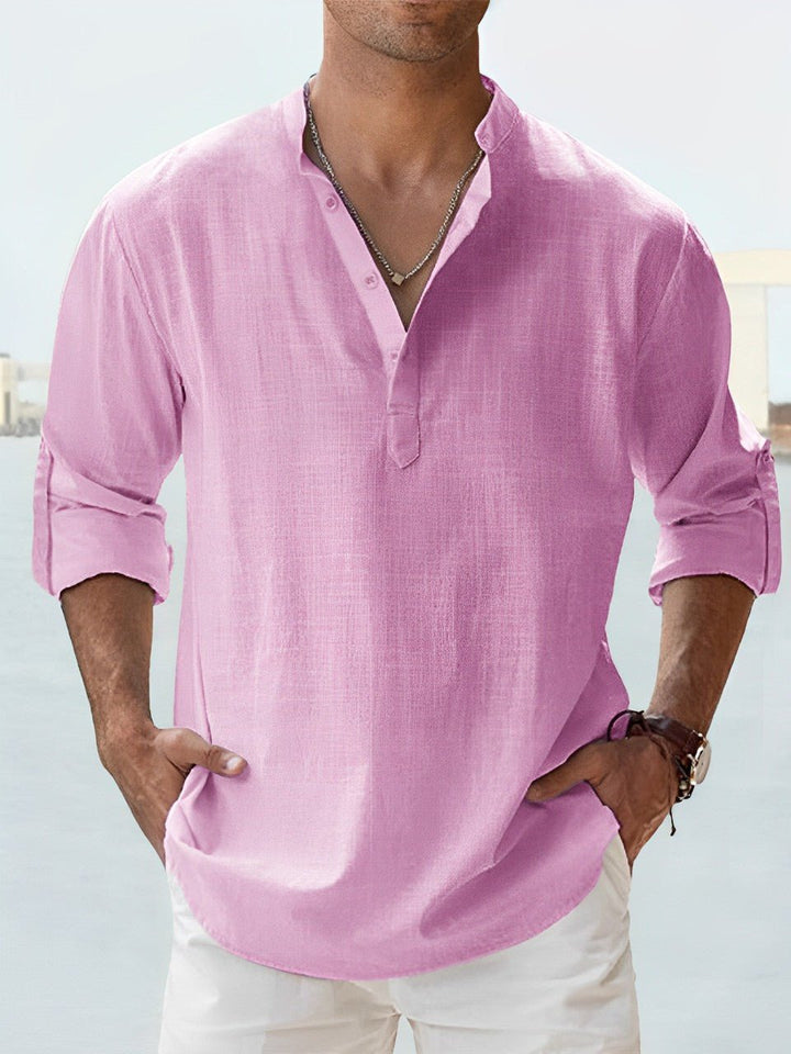 Chemise boutonnée homme noire en lin respirant, manches courtes. Élégance décontractée pour un look estival.