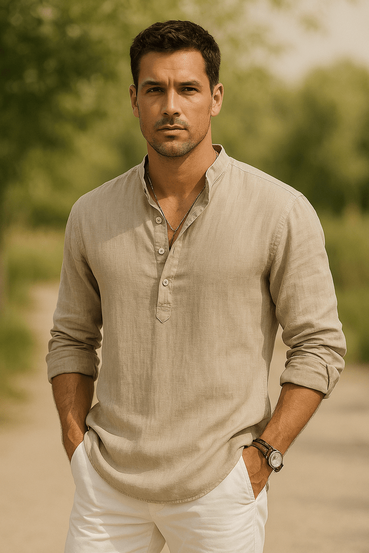 Chemise homme noire élégante en lin, manches courtes, col mao. Parfaite pour l'été décontracté.