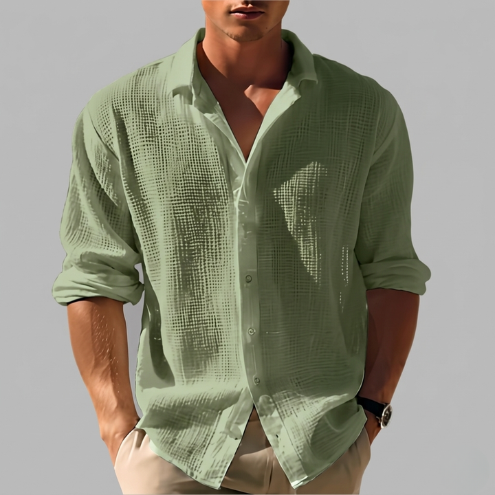 Chemise homme à texture unique, col officier, manches longues, offrant un confort frais et un look moderne décontracté.