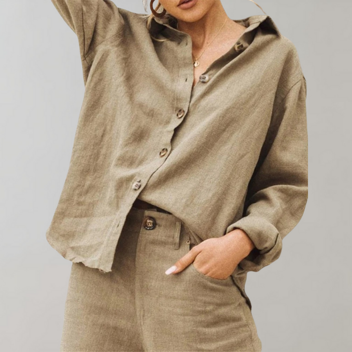Vêtement d'été femme : chemise fluide et aérée, style décontracté. Confortable et tendance pour diverses occasions.