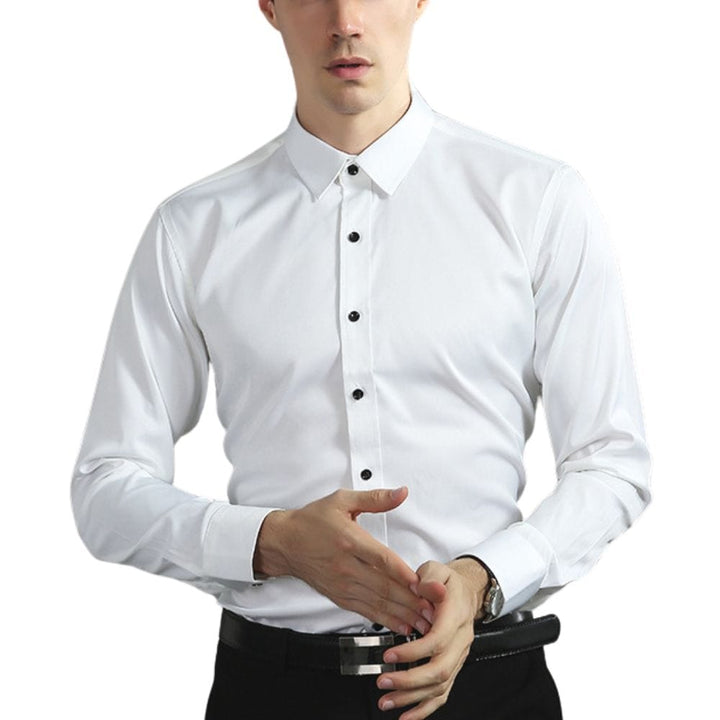 Chemise homme habillée classique en tissu doux, offrant un confort optimal et un look raffiné pour tenues formelles.