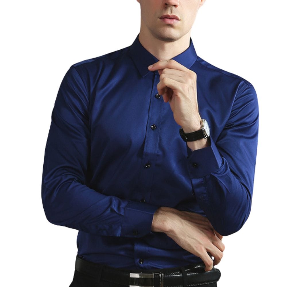 Détail du col et des poignets raffinés de la chemise habillée homme, parfaite pour le bureau, cérémonie ou événements chics.