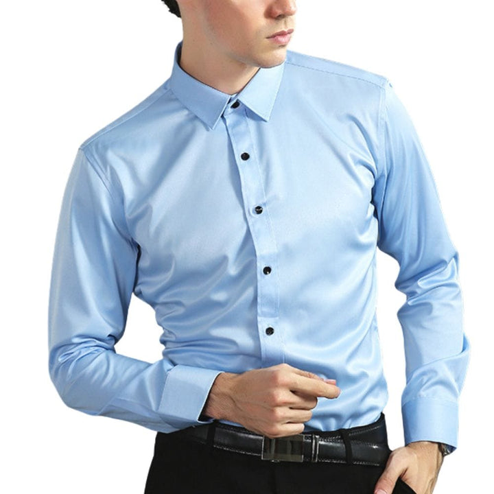 Modèle portant une chemise homme habillée chic, manches longues, idéale pour le bureau, cérémonie ou tenue élégante et confortable.