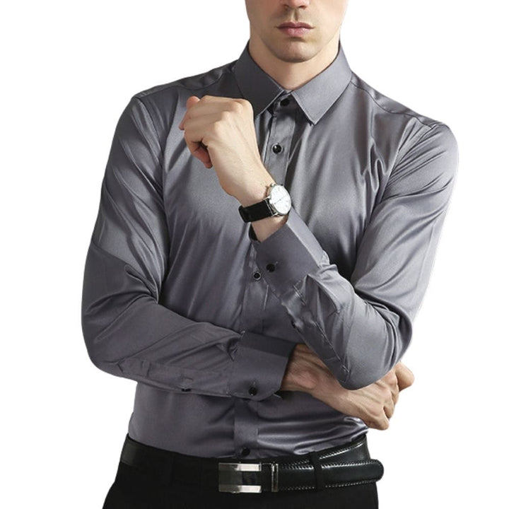 Gros plan sur les boutons et la texture de la chemise homme habillée, synonyme d'élégance et de confort pour le bureau.