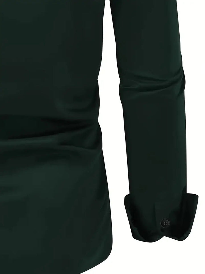 Chemise homme coupe slim, style professionnel et habillé. Parfaite pour le bureau ou les événements formels, unie.