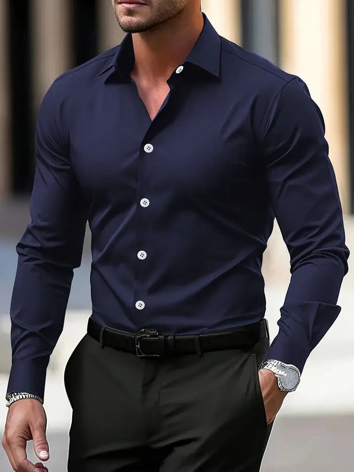 Chemise habillée slim fit homme, look épuré et moderne. Parfaite pour une tenue de bureau ou de cérémonie.