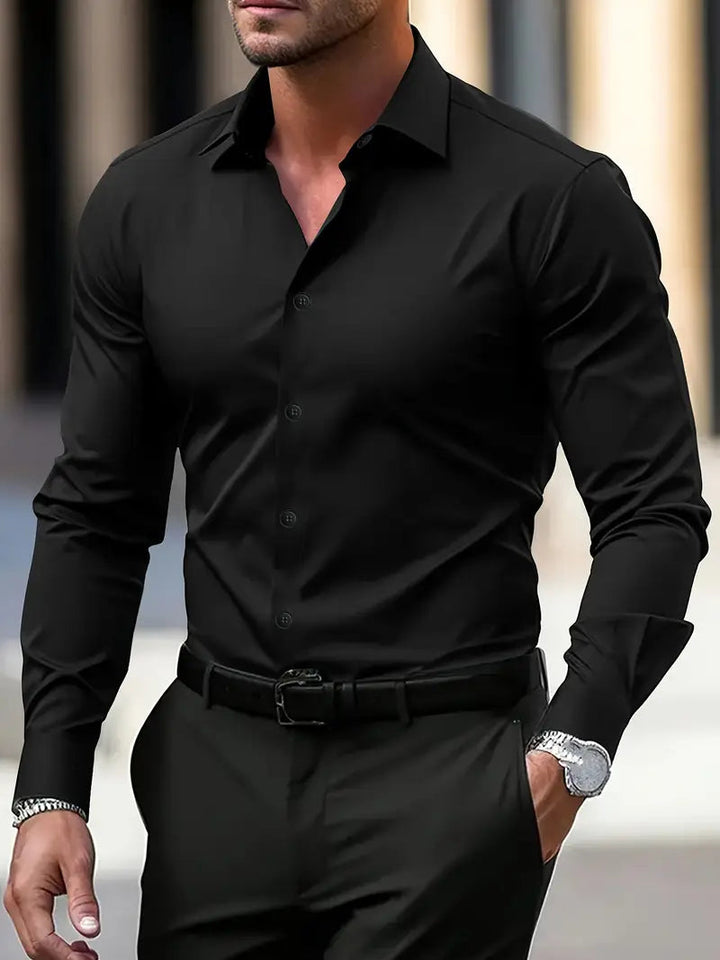Chemise homme slim fit avec col classique, manches longues. Idéale pour un style moderne et habillé au bureau.