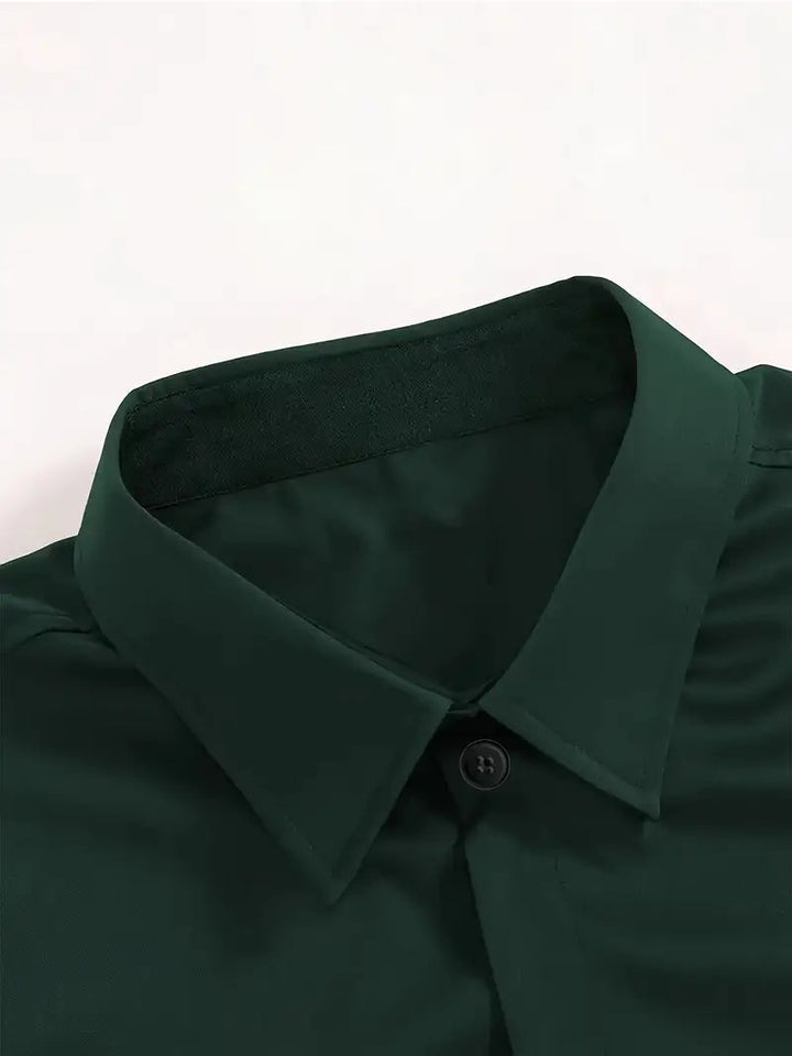 Chemise habillée homme slim, élégante et moderne. Idéale pour le bureau ou une soirée chic. Manches longues.