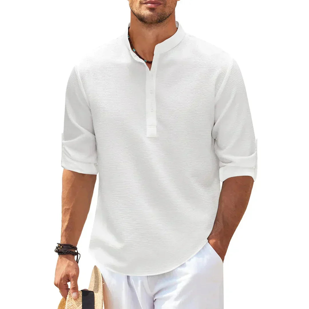 Chemise Henley homme élégante, texture unique, col officier. Parfaite pour un look casual chic et la mode masculine.