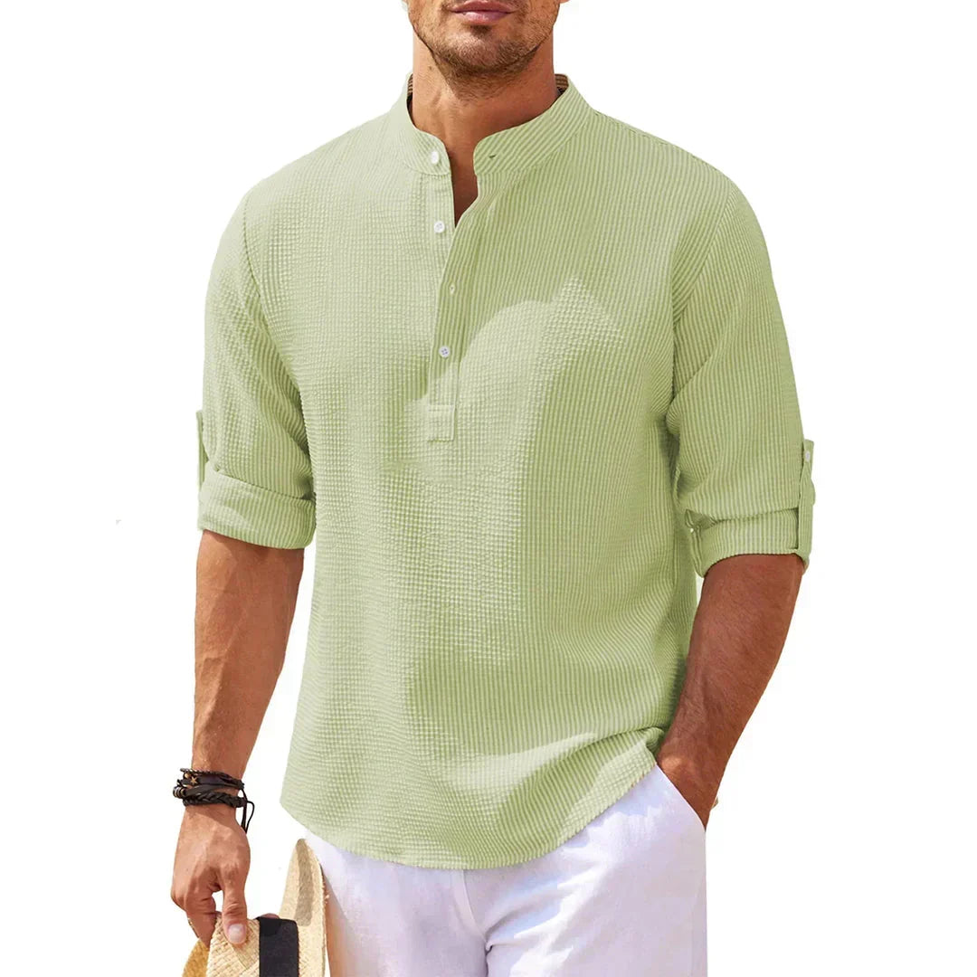 Chemise homme texturée et raffinée, col officier. Modèle Henley à manches longues, coupe moderne et décontractée.