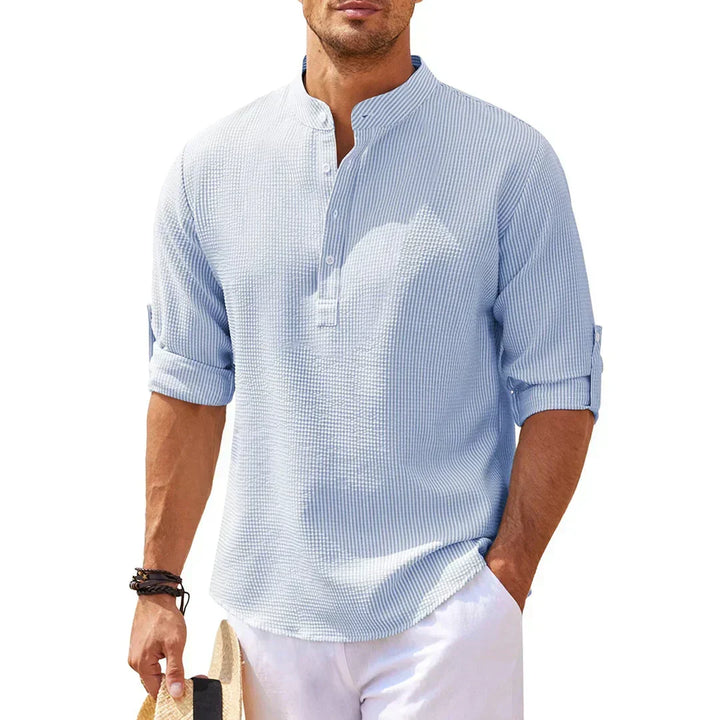Chemise décontractée homme Henley texturée, col officier. Idéale pour un style moderne, élégant et casual chic.
