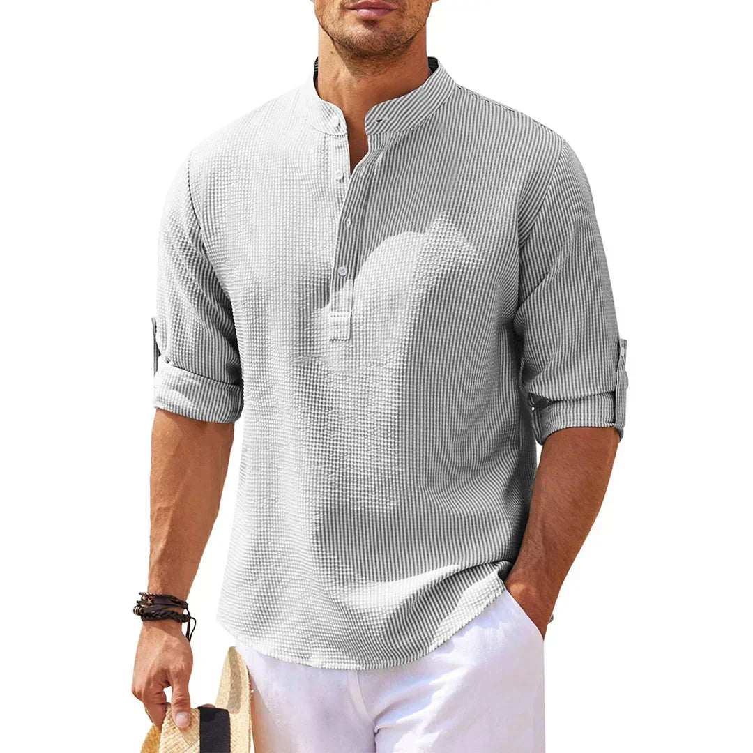 Vue détaillée de la texture de la chemise Henley homme, col officier. Manches longues, mode masculine tendance.