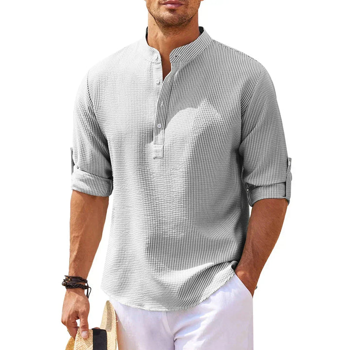 Vue détaillée de la texture de la chemise Henley homme, col officier. Manches longues, mode masculine tendance.