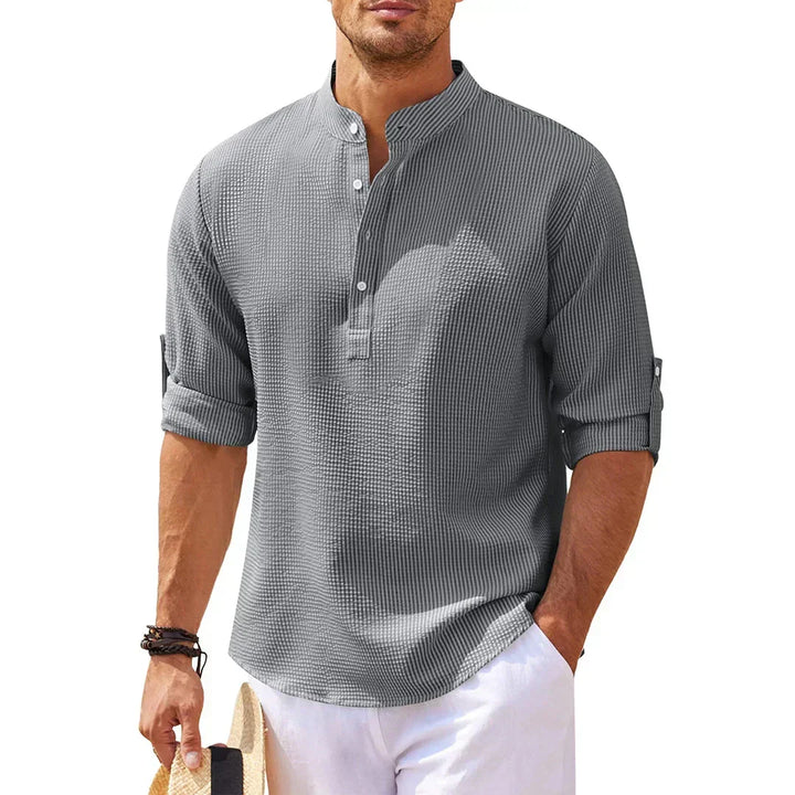 Chemise Henley homme texturée, col officier, coupe moderne. Style élégant et décontracté, hauts à manches longues.