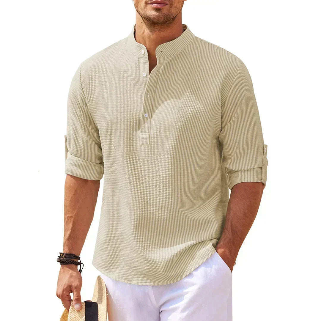 Haut homme Henley texturé, col officier. Chemise décontractée élégante à manches longues, mode masculine casual.