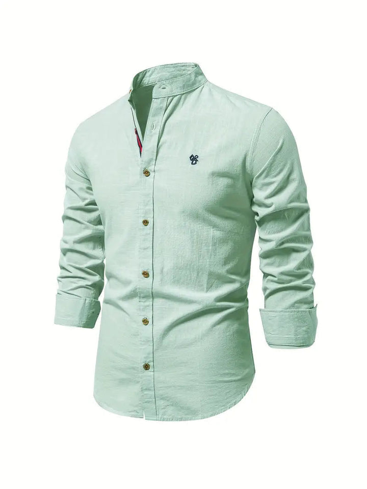 Chemise boutonnée homme confortable à col mao, manches longues, parfaite pour la mode masculine durable.