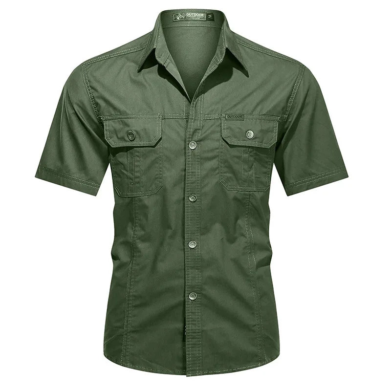 Chemise homme décontractée boutonnée à manches courtes, style militaire moderne avec poches pour un look branché.