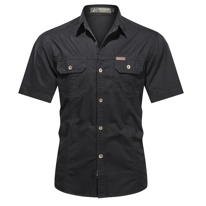 Vêtement homme : chemise boutonnée décontractée confortable à manches courtes avec poches, idéale pour l'été.