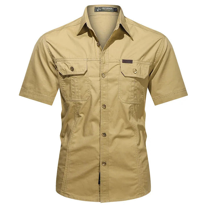 Mode masculine: chemise homme moderne à manches courtes, style militaire avec 2 poches plaquées pour un confort optimal.